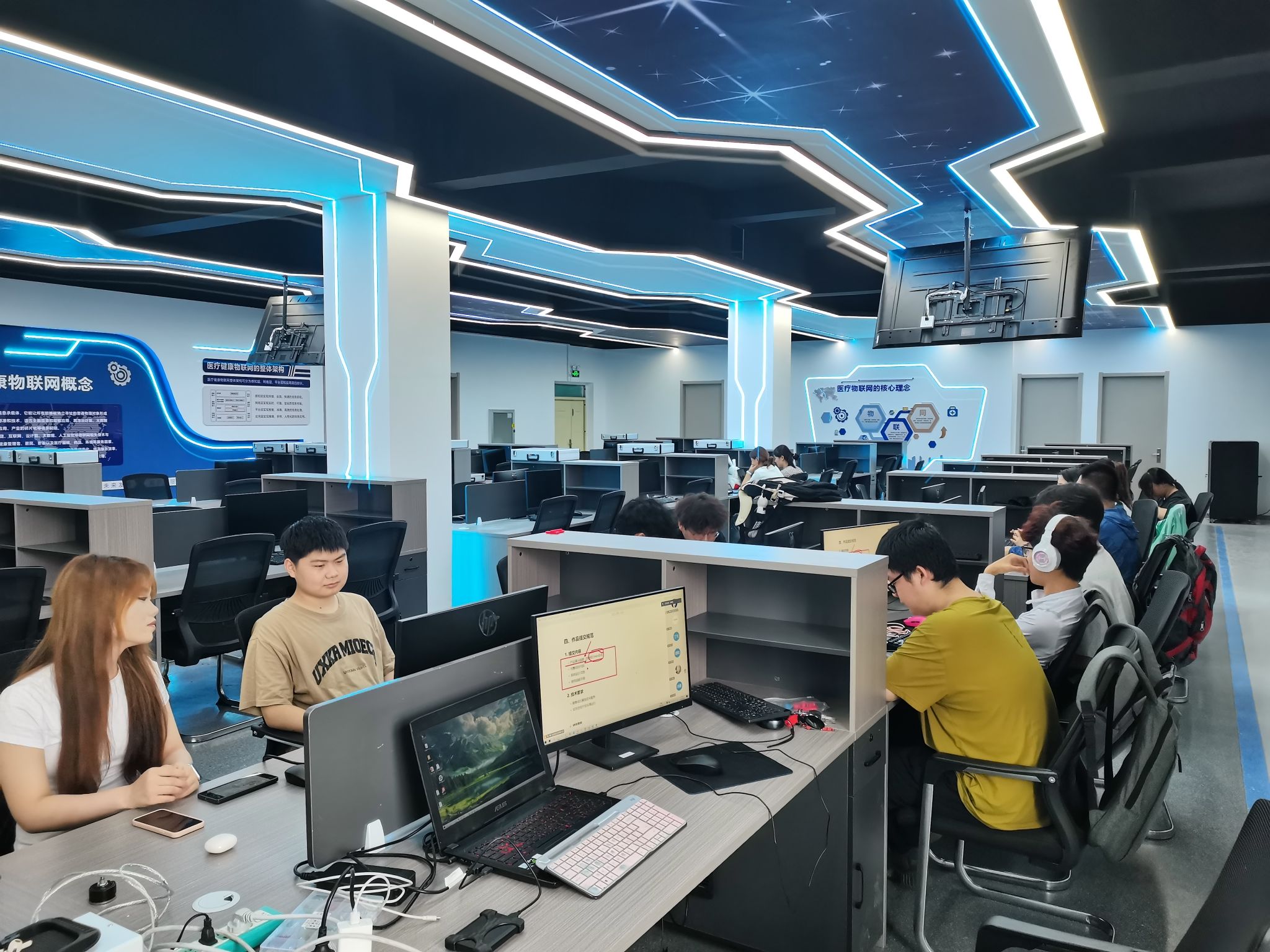 智慧醫學產業學院學生積極備戰第十四屆“軟件杯”比賽